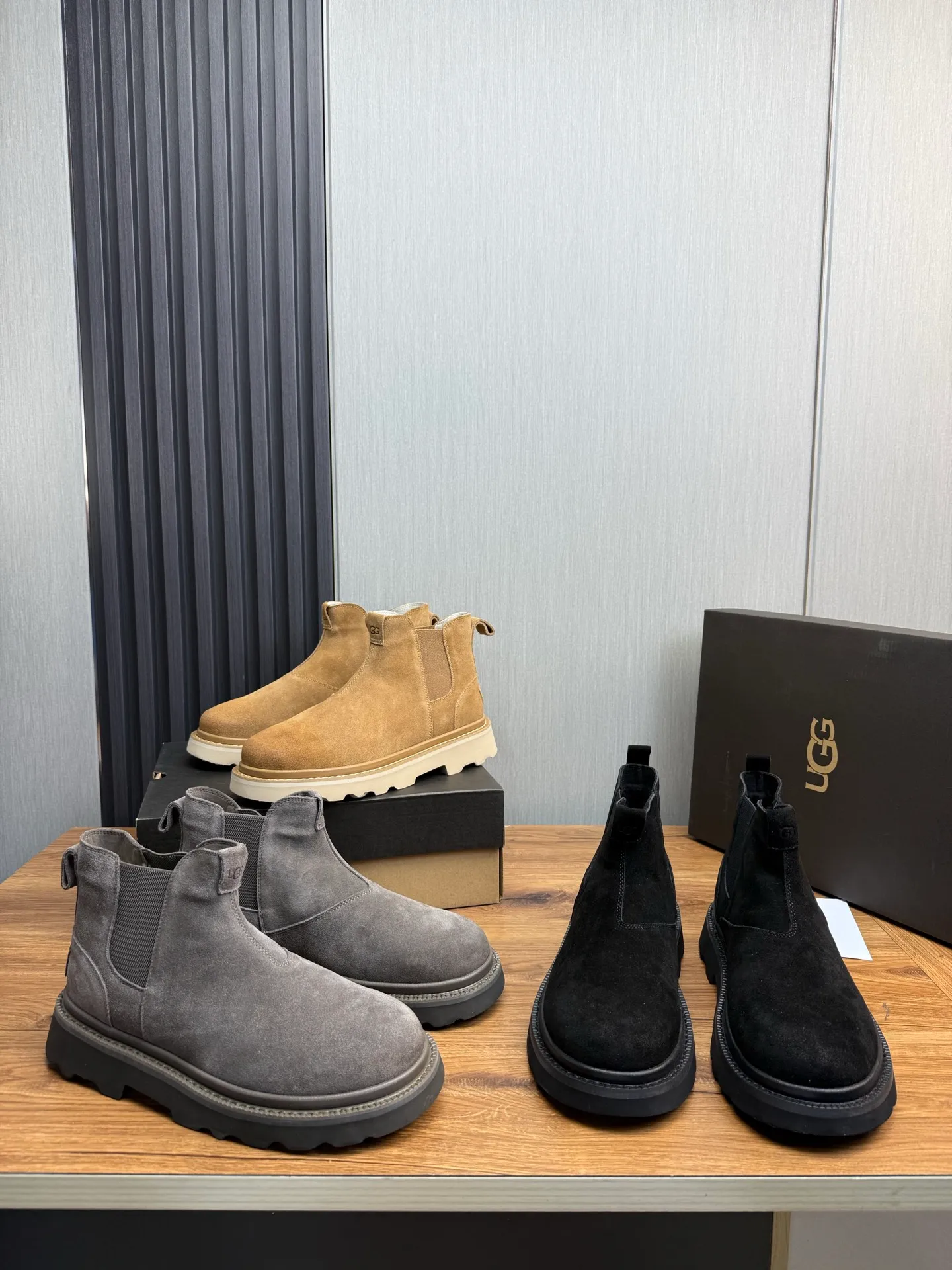 Men's shoes 💰600💰 New UGG fur integrated men's simple and fashionable snow boots. The most worth buying at the end of this year are warm casual shoes. Whether you are out and about at home, their comfortable and warm performance will be your most suitable fashion companion! The material is cowhide upper and imported wool is used inside. Warm and comfortable! The eva+ rubber patch outsole is cushioned, non-slip and wear-resistant, and has good elasticity. It is light and wear-resistant, comfortable and soft, and the new simple cut is more fashionable. It has both practicality and fashion sense, so you no longer have to worry about how to match it in winter, while still maintaining your fashionable taste. High-quality genuine wool. Look at the details for the material! Size: 39-40-41-42-43-44-44 sneaker size